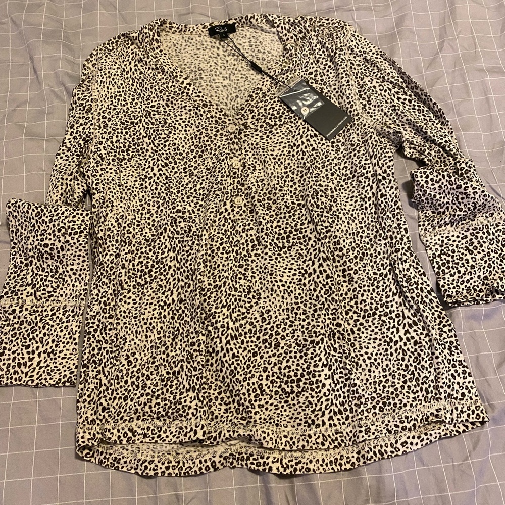Rails long sleeve cheetah print top. New with tags. V-neck with three buttons